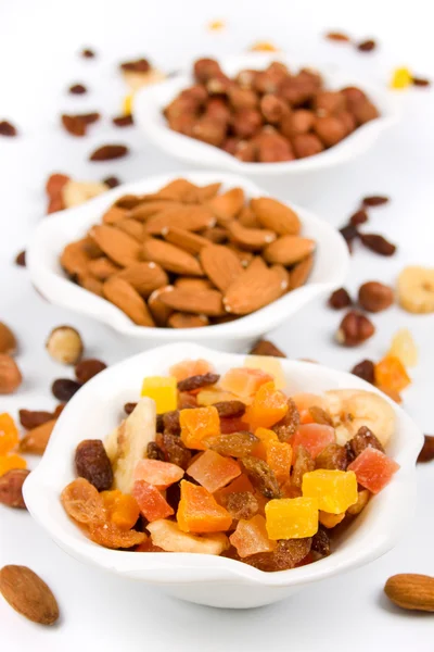 Sušené ovoce a ořechy, izolované na bílém — Stock fotografie