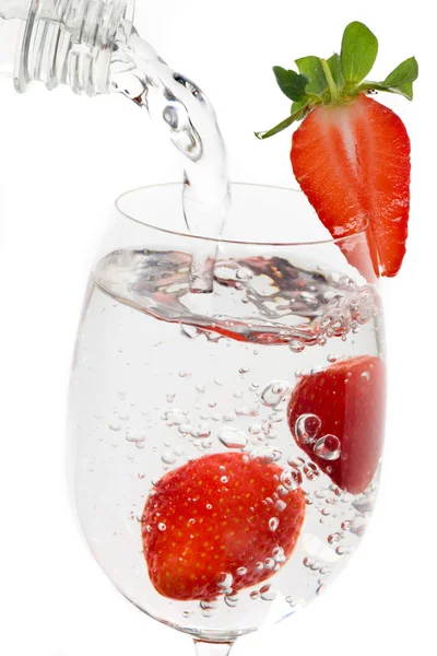 물 한 잔에 딸기 과일 — 스톡 사진