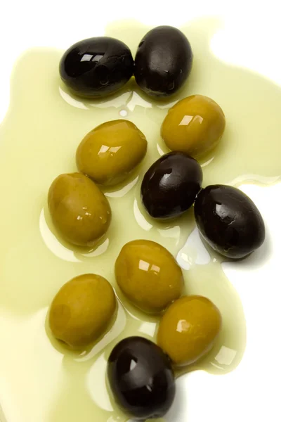 Gröna och svarta oliver i olivolja — Stockfoto