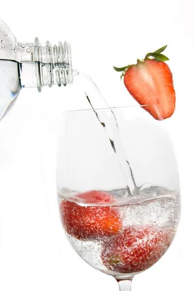 Trinkwasser über Erdbeere gegossen — Stockfoto