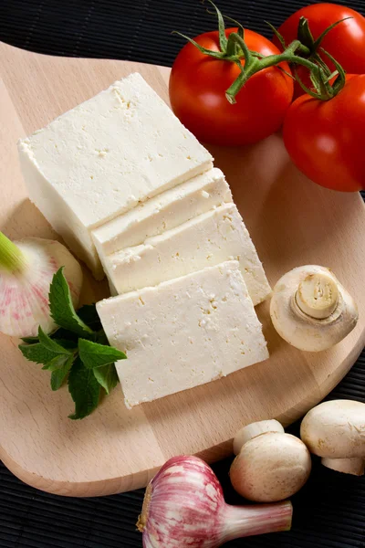 Белый сыр с овощами — стоковое фото