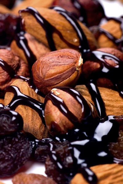 Hasselnötter, mandlar och russin — Stockfoto