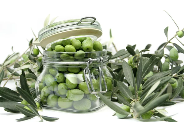 在罐子里的鲜绿色橄榄 — 图库照片