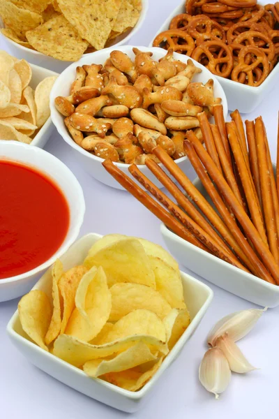 Aardappels, chips en andere zoute snacks — Stockfoto