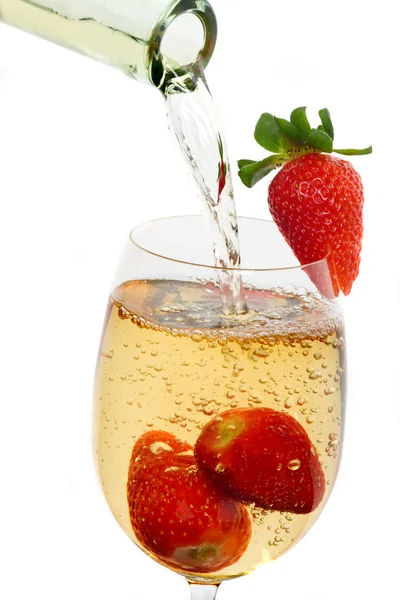 Verse aardbeien in een glas wijn — Stockfoto