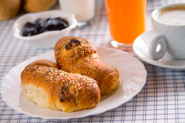 Croissants caseiros servidos no café da manhã — Fotografia de Stock