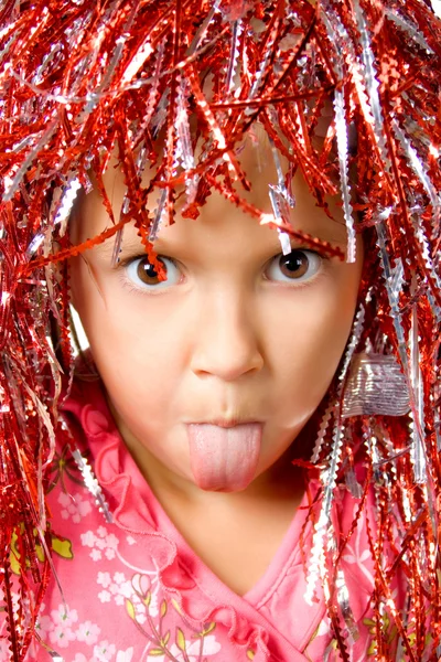 Jong meisje met carnaval pruik — Stockfoto