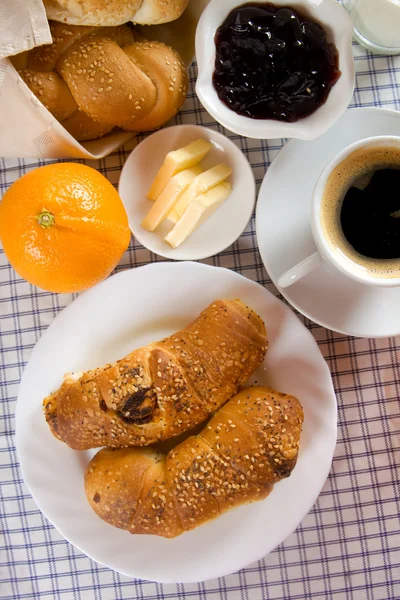 Croissants caseiros para o café da manhã — Fotografia de Stock