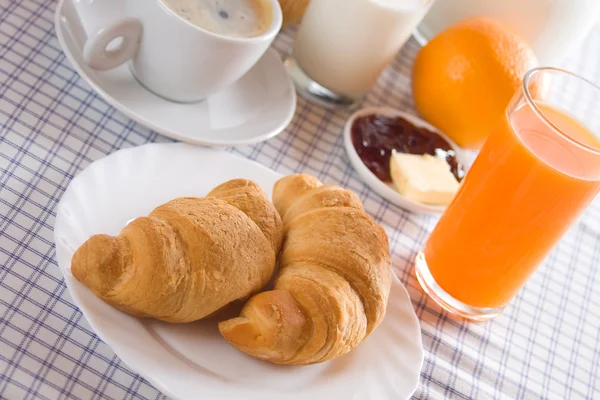 Frische Croissants zum Frühstück — Stockfoto