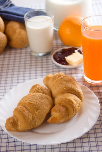 Круасани для здорового французького сніданку — стокове фото