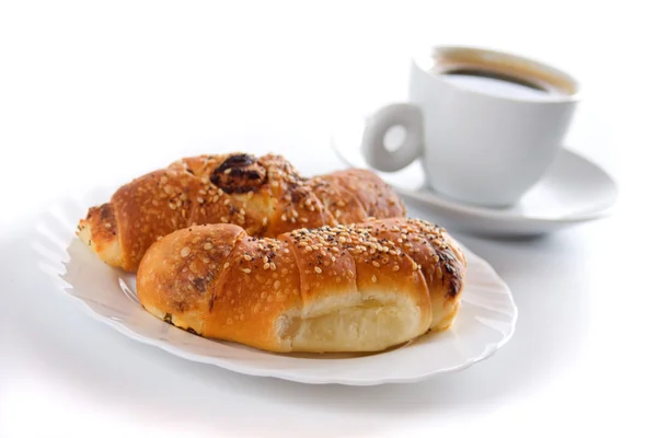 Croissanty a šálek kávy, které jsou izolovány na wh — Stock fotografie