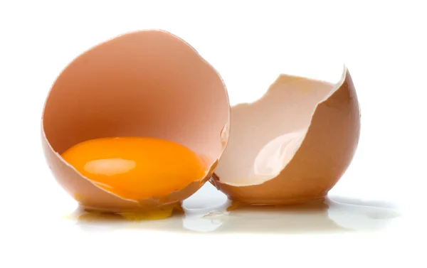 Huevo de pollo sobre fondo blanco — Foto de Stock