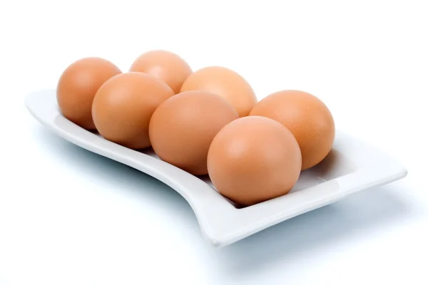 Ovos de galinha marrom isolados em branco — Fotografia de Stock