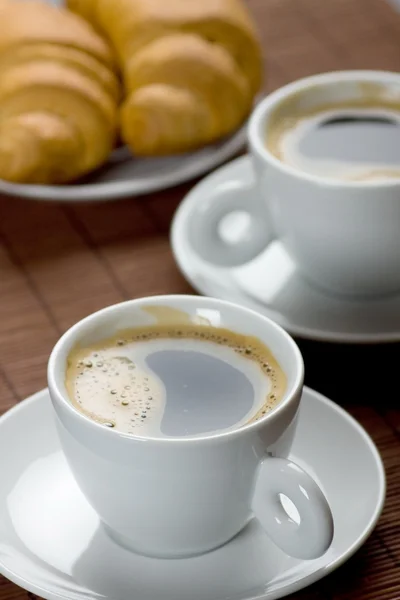 Kaffee und Croissants — Stockfoto