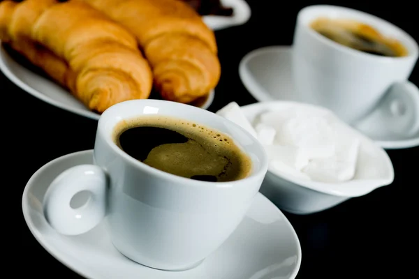 Tasse schwarzen Kaffee mit Croissants — Stockfoto