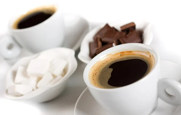 Espresso-Kaffee mit Zuckerwürfeln und Schokolade — Stockfoto