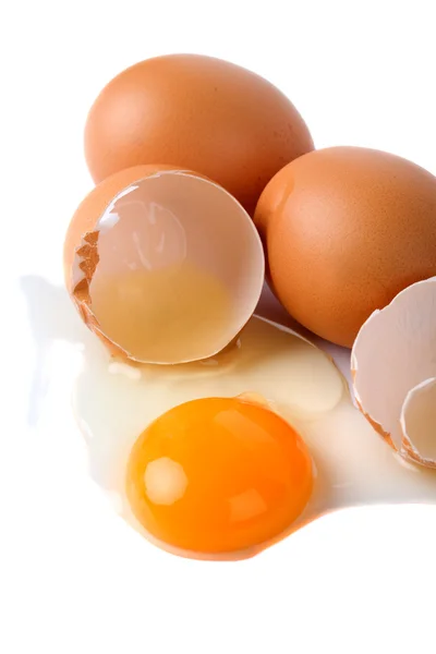 白で隔離された壊れた卵 — ストック写真