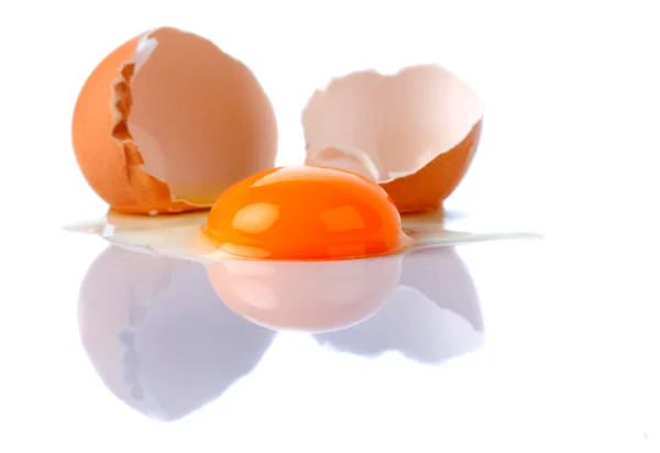 Uovo rotto su sfondo bianco — Foto Stock