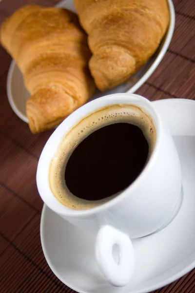Кофе и круассаны — стоковое фото