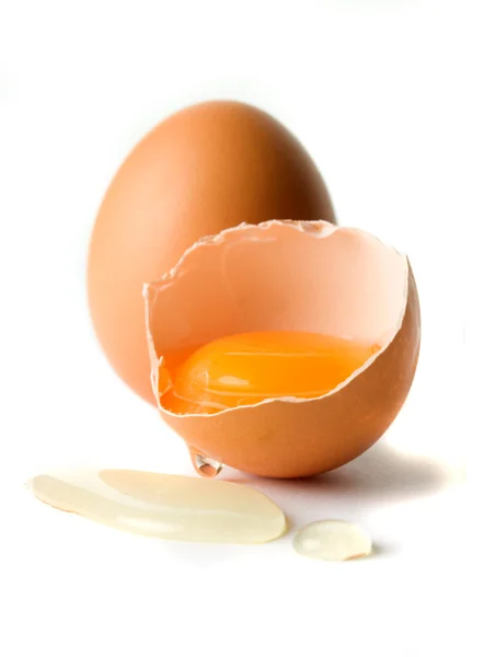 Brutet ägg isolerat på vitt — Stockfoto