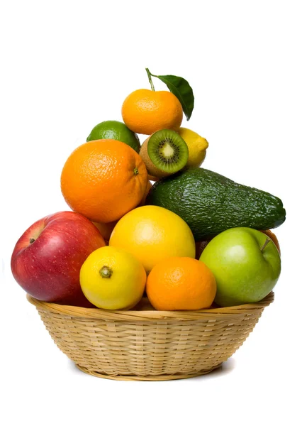 Корзина з фруктами — стокове фото