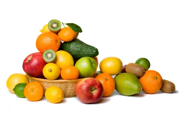 Корзина фруктов на белом — стоковое фото