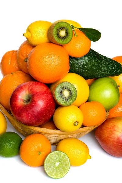 Cesta de frutas no fundo branco — Fotografia de Stock