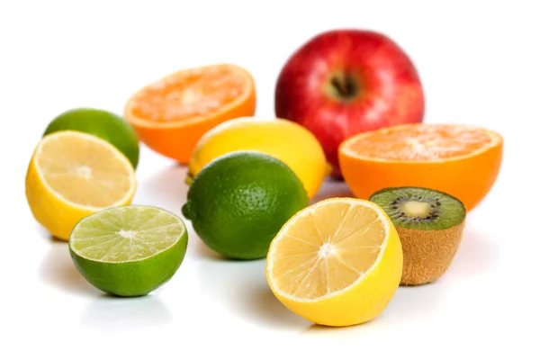 Limão e outras frutas isoladas em branco — Fotografia de Stock