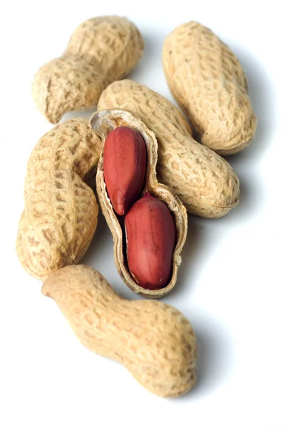 Amendoins em uma casca isolada em branco — Fotografia de Stock