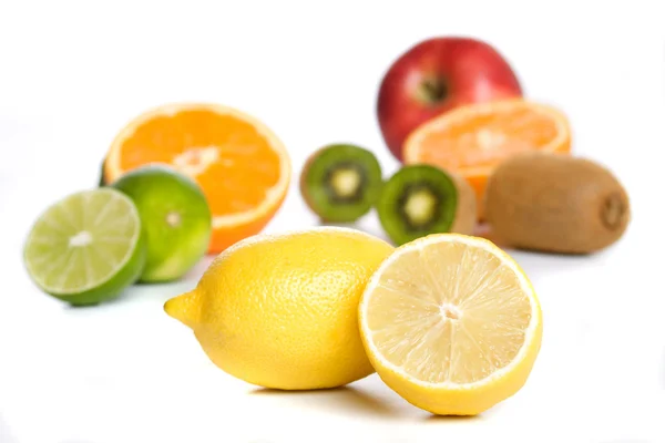Limão com outras frutas isoladas em branco — Fotografia de Stock