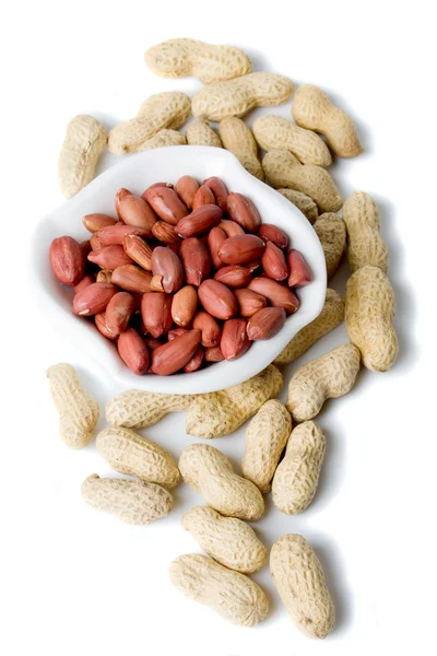 Amendoins torrados isolados em backgr branco — Fotografia de Stock