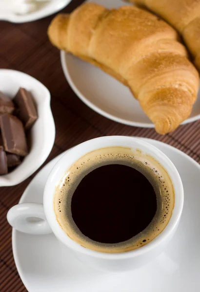 Café preto servido com croissant — Fotografia de Stock