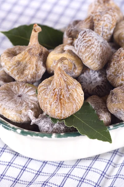 Dried figs and bay leafs — Stock Photo, Image