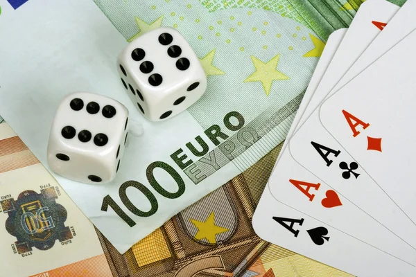 Cuatro ases y dinero en euros — Foto de Stock