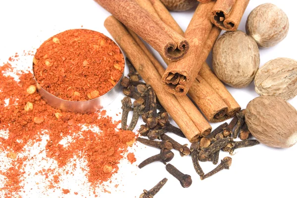 Muskot, kanel, kryddnejlika och peppar — Stockfoto
