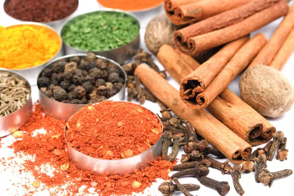 Röd peppar och andra kryddor — Stockfoto