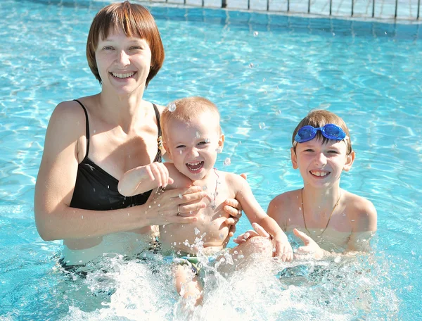Matki z jej synów w basenie — Zdjęcie stockowe