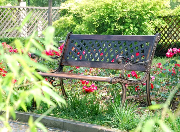 花园长椅 — 图库照片