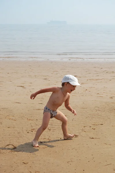 Пляж хлопчика — стокове фото