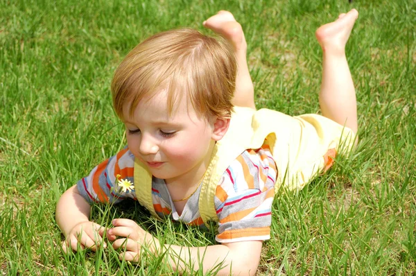 Chlapec trávy — Stock fotografie