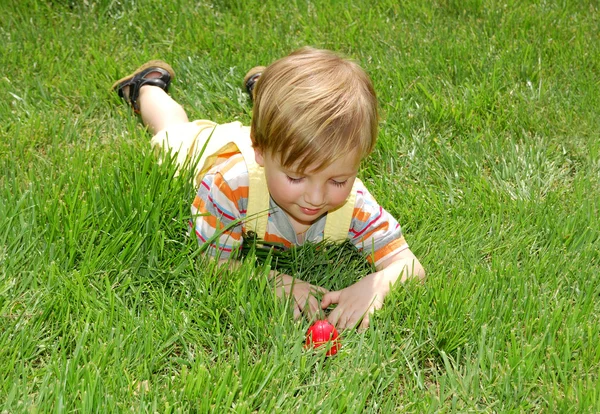 Травяной мальчик — стоковое фото