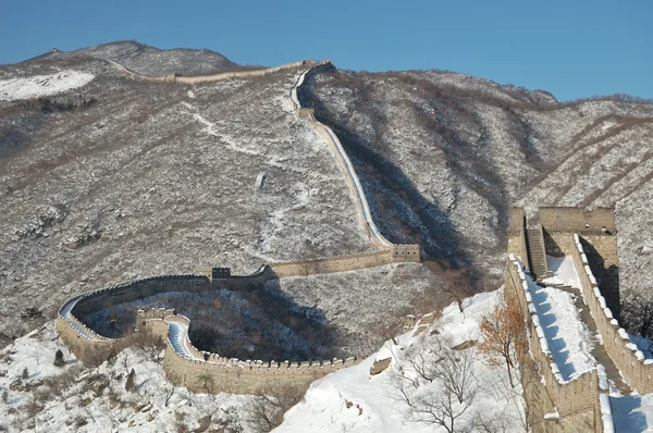 Большая стена под снегом — стоковое фото