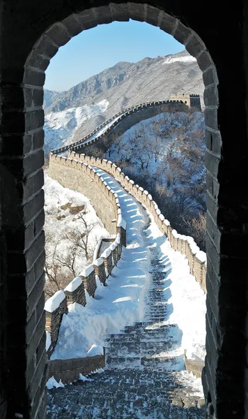 Grande parede sob a neve — Fotografia de Stock