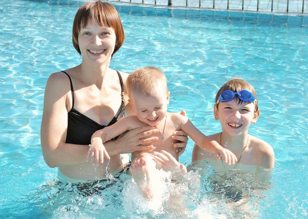 Μητέρα με τους γιους της στην πισίνα — Φωτογραφία Αρχείου