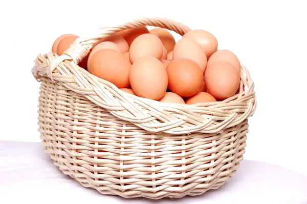 Куриные яйца в корзине . — стоковое фото