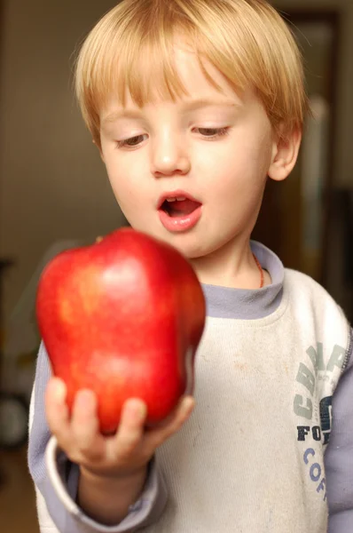 Junge und Apfel — Stockfoto