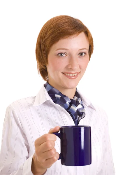 Schöne junge Frau mit einer blauen Tasse. — Stockfoto
