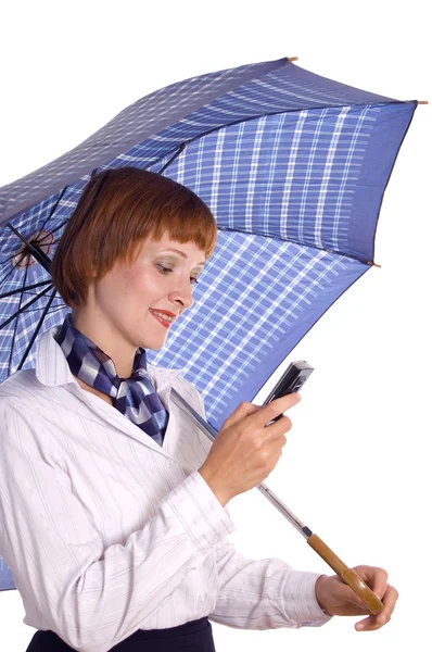 Menina com telefone celular e um guarda-chuva . — Fotografia de Stock