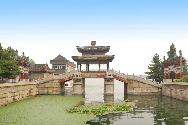 Ponte no parque chinês . Fotos De Bancos De Imagens