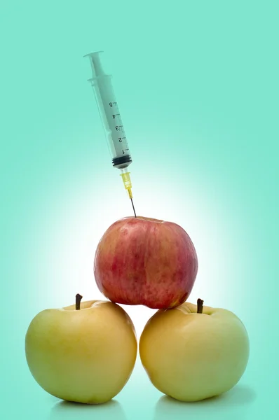 Apple and syringe — Stock Photo, Image